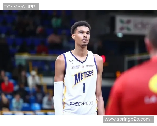 文班亚马场均20分10篮板3盖帽表现卓越新秀奖争夺已无悬念