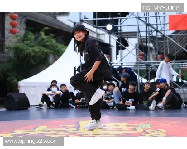 重庆街舞队在攀岩联赛中以83分稳居积分榜首位引发关注 重庆街舞队在攀岩联赛中以83分稳居积分榜首位引发关注